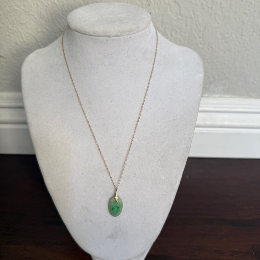 Solid 14K yellow gold marked 14K green jadeite pendant Necklace